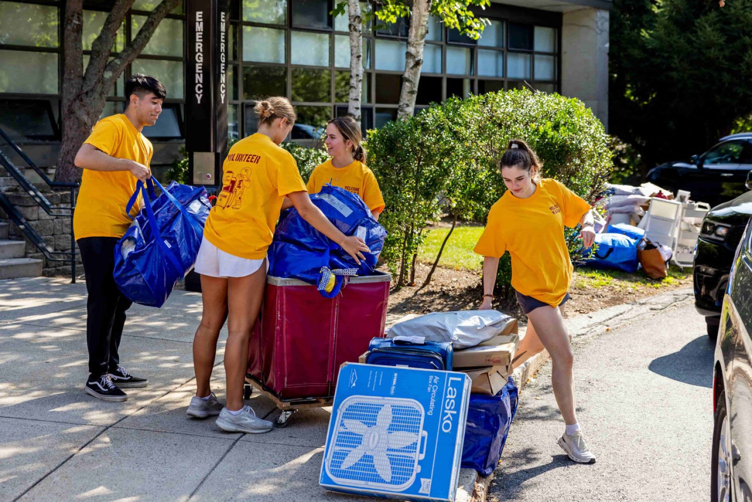 Welcome Wagon Members Assisting with Keyes Hall Move-In