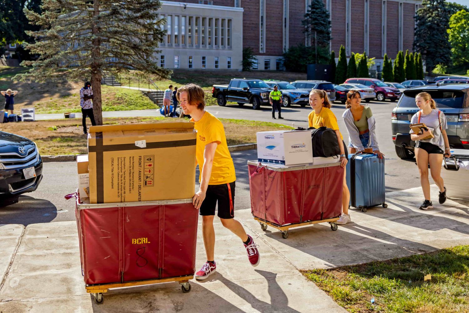 Welcome Wagon Members Assisting with Newton Campus Move-In